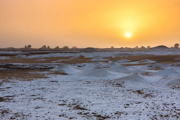 depositphotos_189506730-stock-photo-the-white-desert-at-farafra