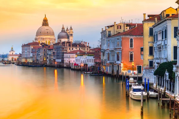 depositphotos_98423394-stock-photo-grand-canal-and-basilica-santa