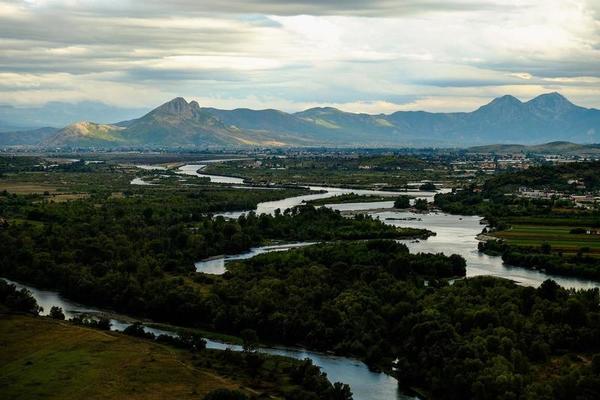 dramatic-landscape-of-shkoder-albania-photo